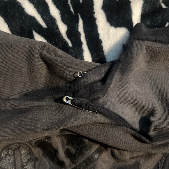 grey affliction shirt has whole in armpit that i used safety pins to close 😭 - Picture 3 of 3